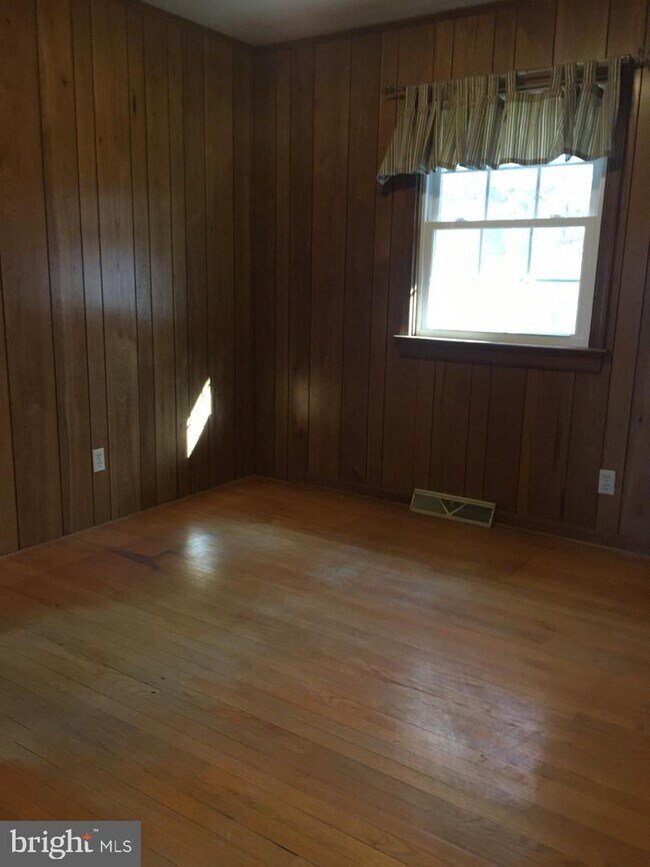 Building Photo - 806 Hartwood Rd