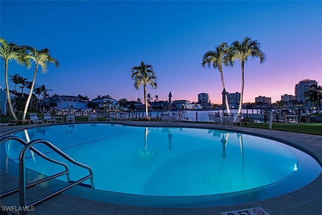 Foto del edificio - 400 Park Shore Dr