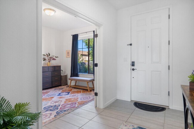 Foto del edificio - Recent Construction Fully Furnished 4 Bedroom Home Available Near Golf Course Rd & Southern Blvd!