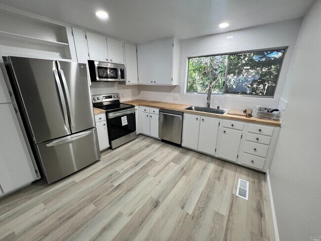 Building Photo - 713 Beelard Dr