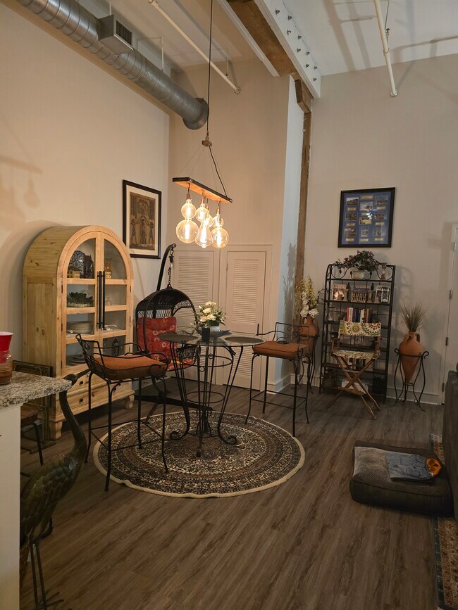 Área de comedor - 246 N Court St