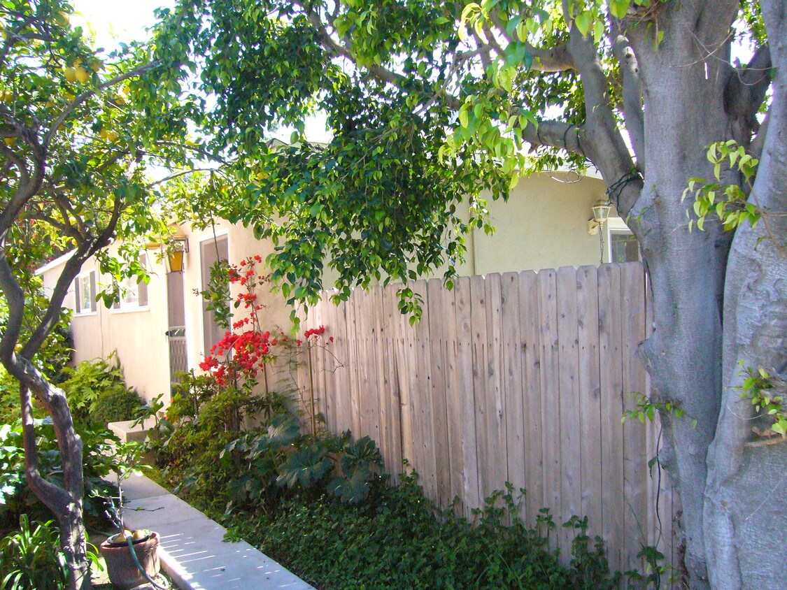 Private Entry - 10921 Exposition Blvd
