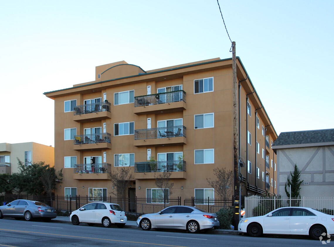 Foto del edificio - 6941 Coldwater Canyon Ave