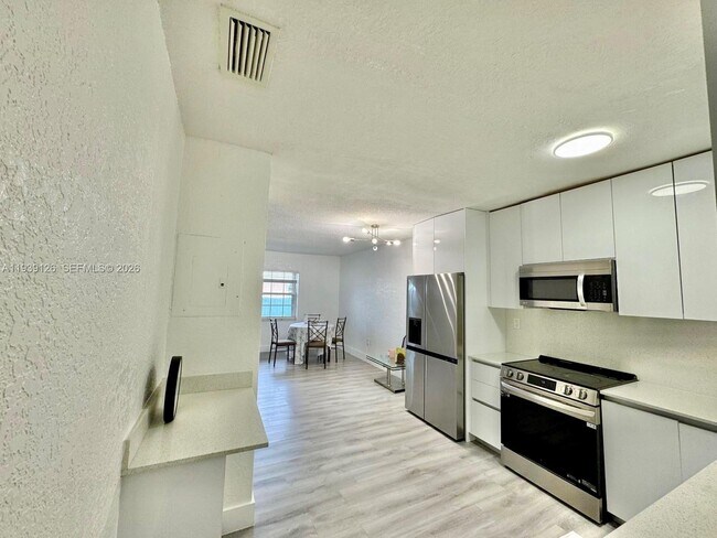 Foto del edificio - 19122 NW 36th Ave