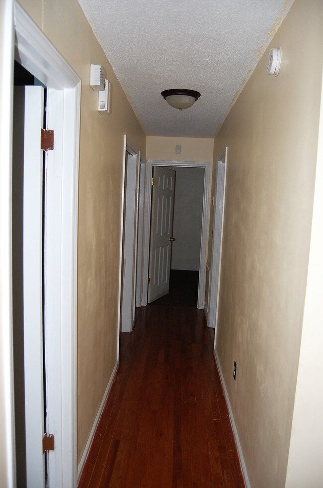 Building Photo - 122 Sandra Ln