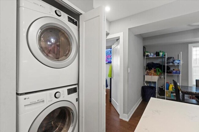 Foto del edificio - 3 bedroom in Chicago IL 60618