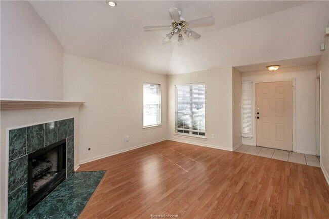 Foto del edificio - 3/2 in Steeple Chase! August Move-In!!