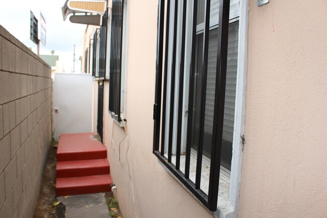 Foto del edificio - 5813-5819 S Van Ness Ave