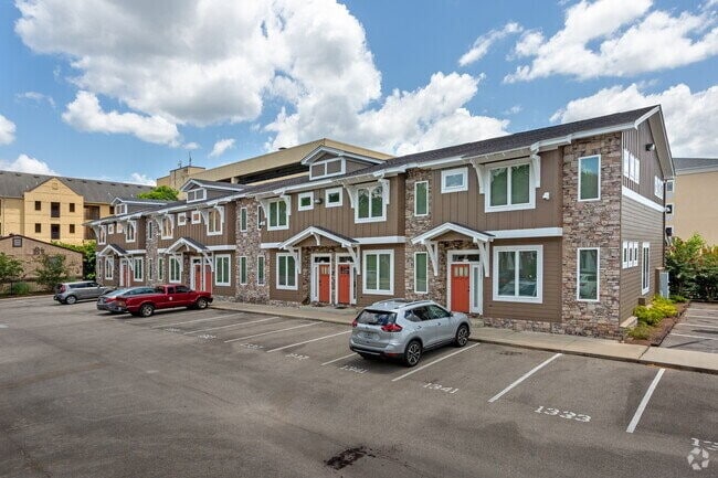 Photo - FULLY FURNISHED! 3 bed/3 bath Luxury Student Townhouse. Available Fall 2026!