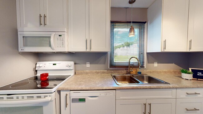 Building Photo - MODERN THREE BEDROOM TOWNHOME SOUTHEAST LO...