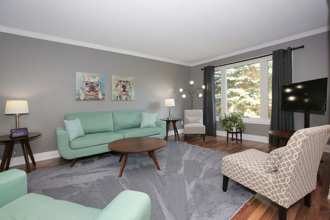 Beautiful bright, yet shaded livingroom - 89 Pinedale Cres
