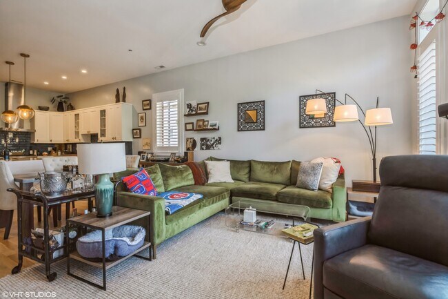 Building Photo - 1441 W Carmen Ave