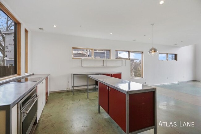 Building Photo - Professionally Managed // 4 Bedroom 4 Bath...