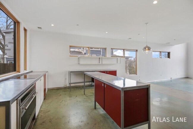 Foto del edificio - Professionally Managed // 4 Bedroom 4 Bath...