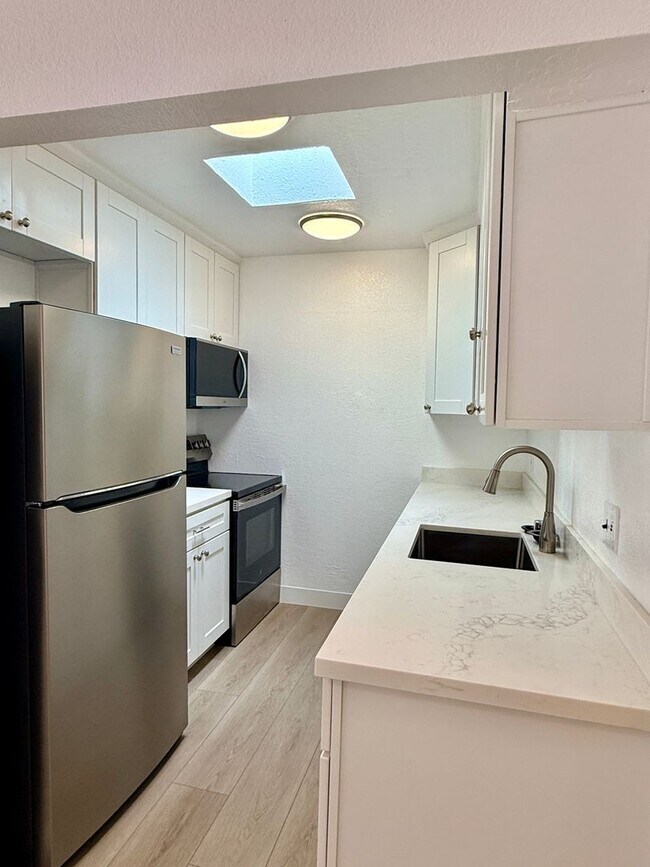 Foto del edificio - Updated 1 Bedroom Condo with Oversized Private Patio in Prime Mountain View Location