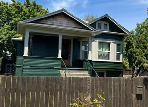Building Photo - 705 SE 6th Ave