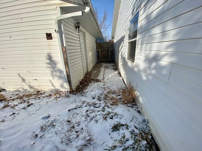 Building Photo - 3 Bedroom Duplex!