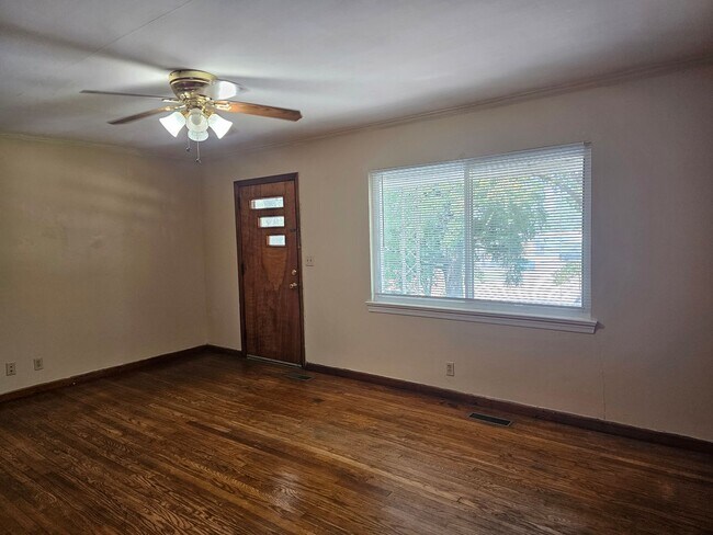 Foto del edificio - Don't Miss this 2 bedroom with Garage, Lar...
