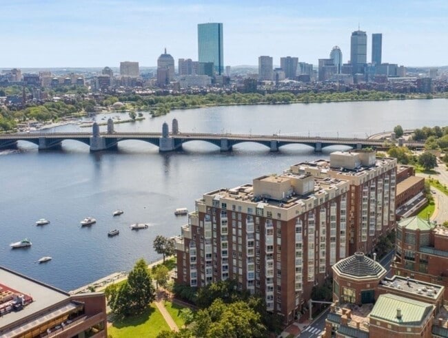 Foto del edificio - 75-83-83 Cambridge Pkwy