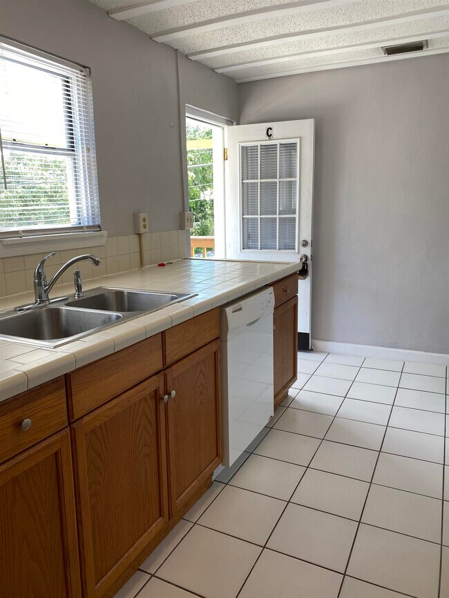Building Photo - 147 Riberia St