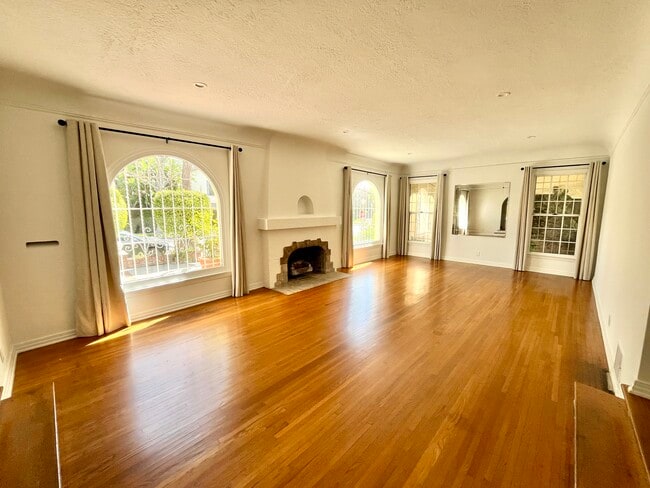 Building Photo - 107 N Mansfield Ave