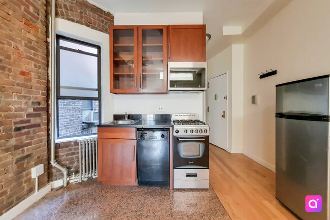 Building Photo - 435 W 54th St