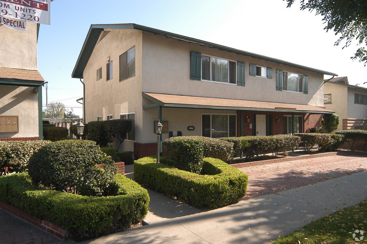 Primary Photo - 860-870 N Campus Ave