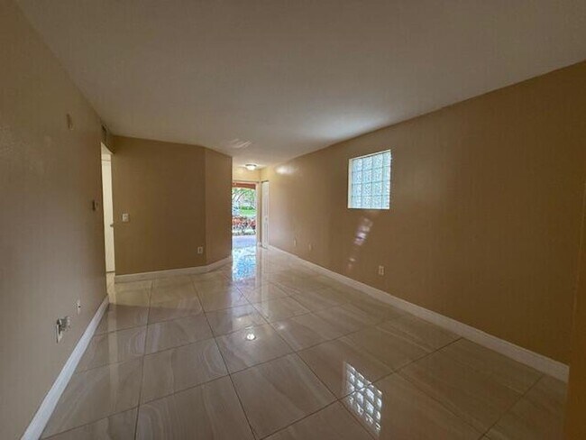 Foto del edificio - 3760 N Jog Rd