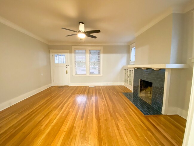 Building Photo - Recently Renovated 3 bedroom 1 bath in His...