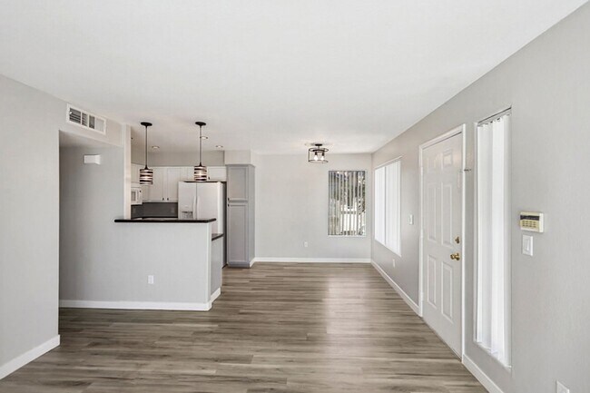 Foto del edificio - Centrally Located 3 Bed Condo In Gated Com...