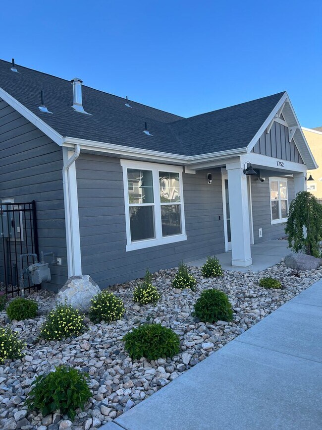 Building Photo - Beautiful Condo in Saratoga Springs
