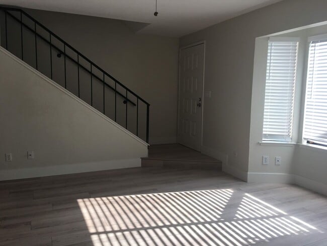 Building Photo - Freshly updated Woodside Park townhouse, close to Fresno State. *Ask about our Move-in Special