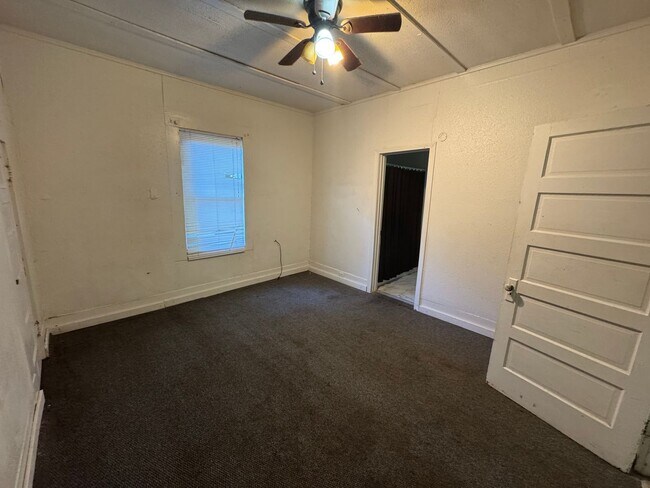 Foto del edificio - Remodeled 2 Bed With Central Air