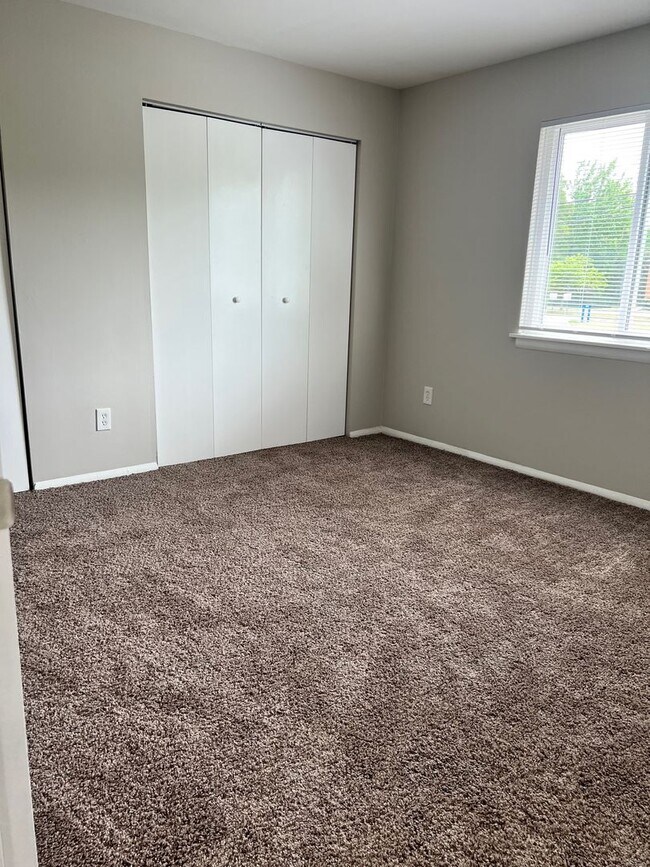 Foto del edificio - Charming Two-Bedroom Two Bathroom Apartment in Prime Chesterton Location!