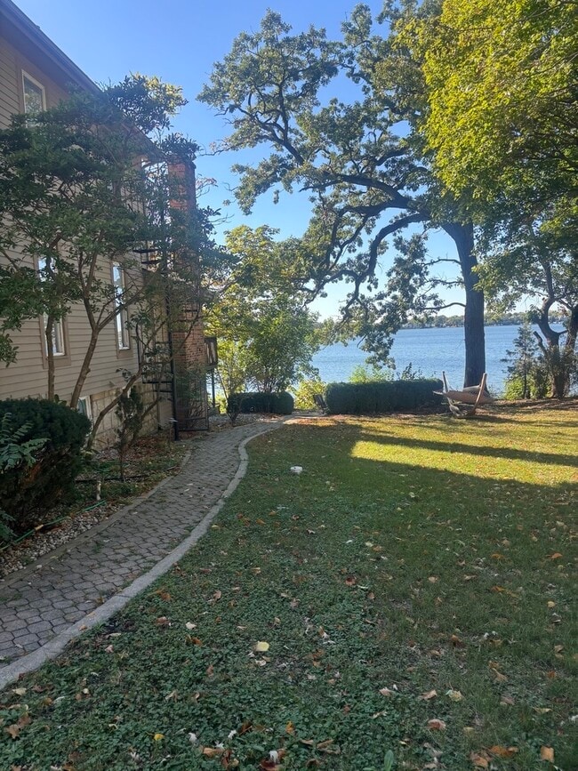 Foto del edificio - 21 Lakeview Pl