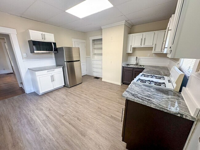 Building Photo - 3 BEDROOMS, 1 FULL BATHROOM + 2 FREE OFF-S...