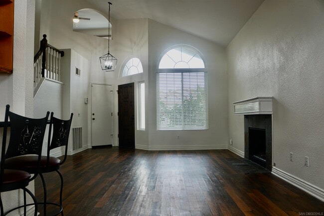 Building Photo - 1533 Roma Dr