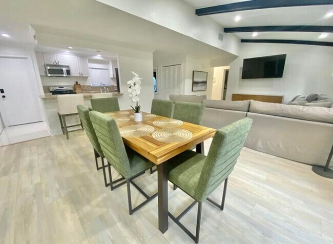 Foto del edificio - 556 SW 24th Ave