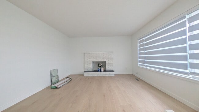 Building Photo - 46050 Camrose Ave