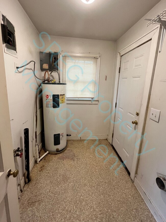 Building Photo - 607 N James St