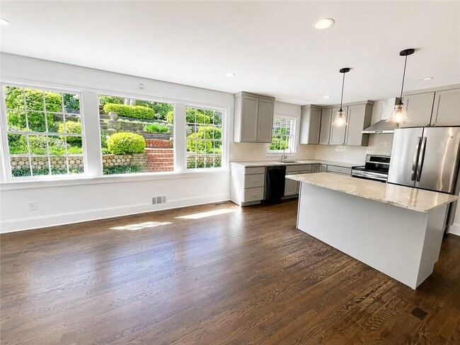 Foto del edificio - 4586 Peachtree Dunwoody Rd NE