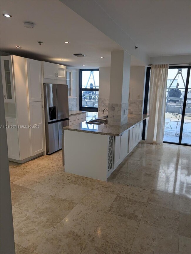 Foto del edificio - 6061 Collins Ave