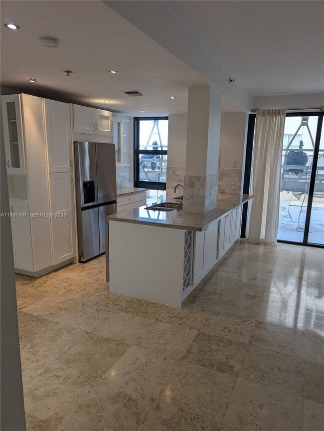 Building Photo - 6061 Collins Ave