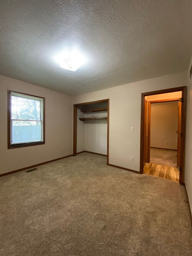 1007 Zollinger Rd Unit Apt B, Goshen, IN 46528 Room for Rent in