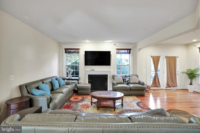 Foto del edificio - 3037 Moore Ln