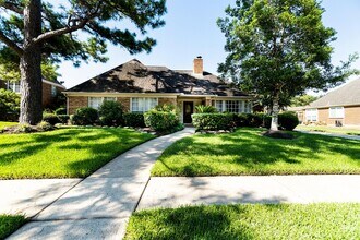 Building Photo - 15406 Greenleaf Ln