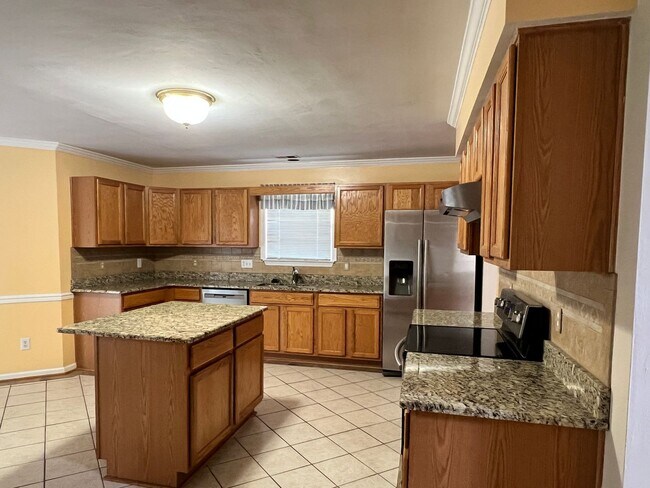 Foto del edificio - SPACIOUS 4 BED, 2.5 BATH HOME