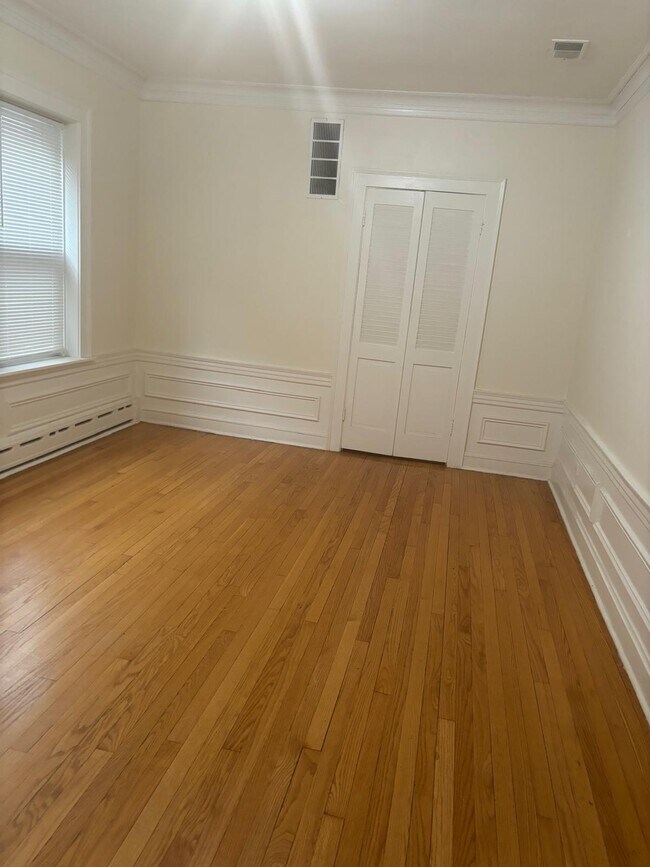 Building Photo - 7518 N Claremont Ave