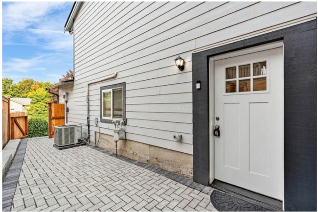 Building Photo - 1423 85th Dr NE