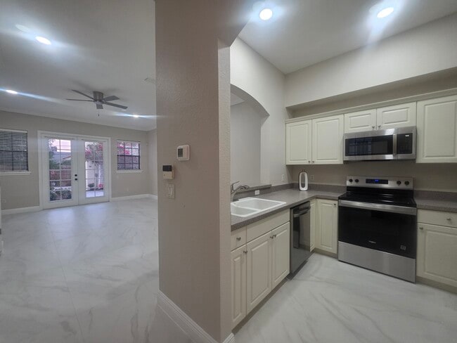 Foto del edificio - 637 Hillcrest St